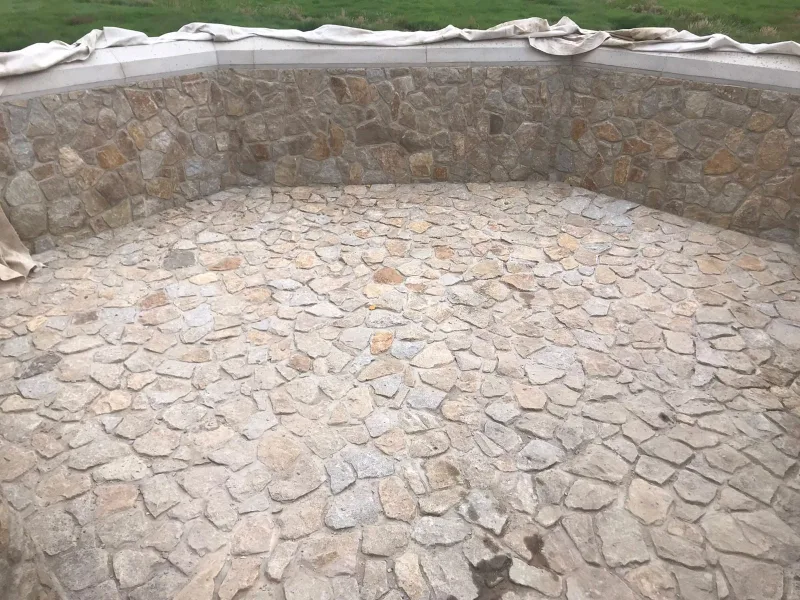Dlážděné koryto potoka a kamenná nádrž
