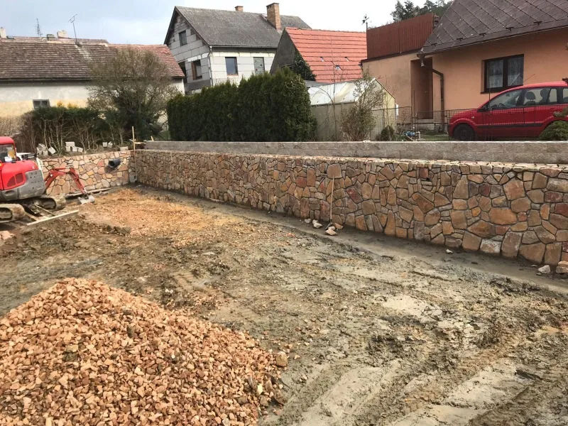 Dlážděné koryto potoka a kamenná nádrž