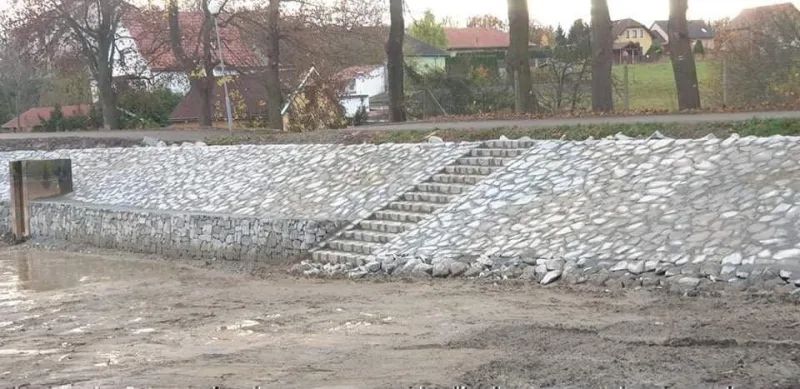 Dlážděné koryto potoka a kamenná nádrž