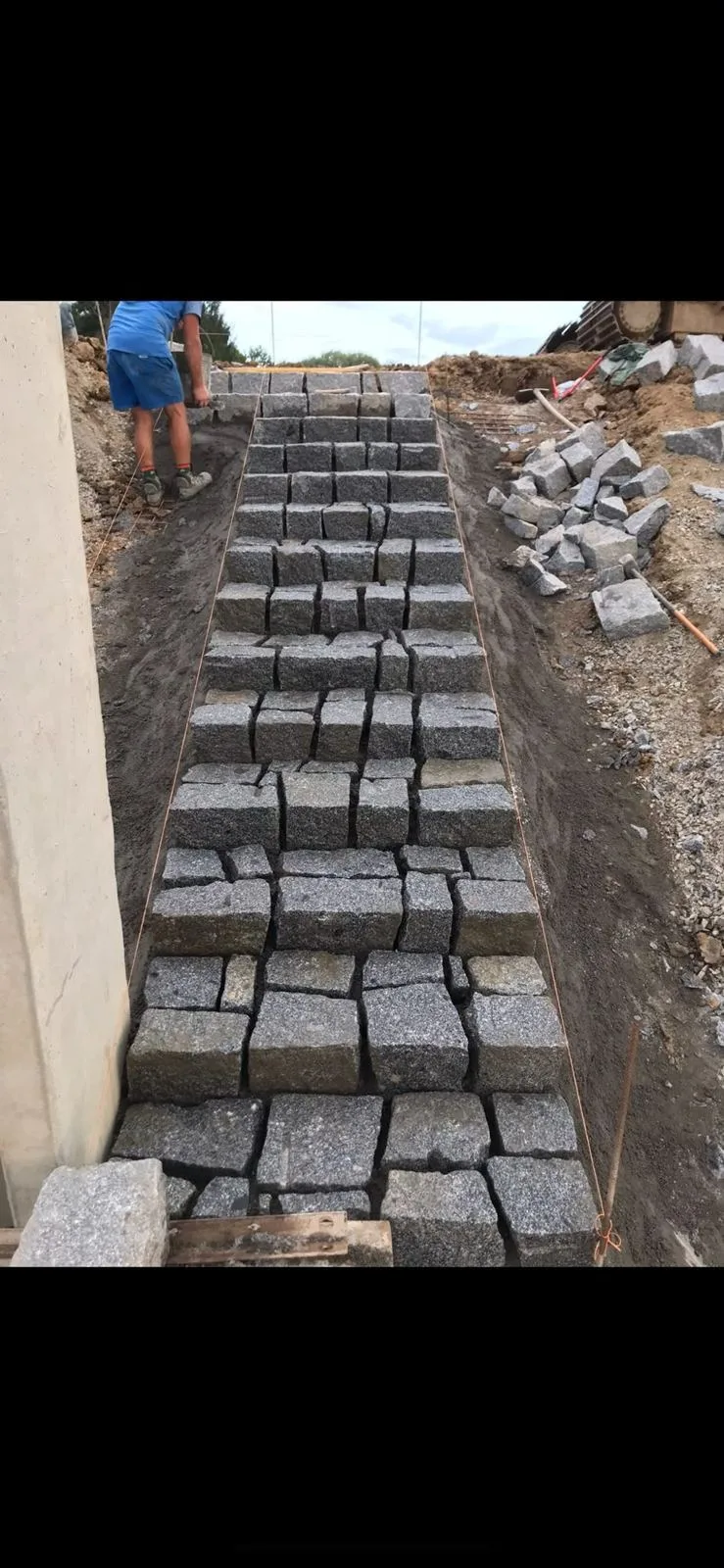 Venkovní schodiště z žulových kostek